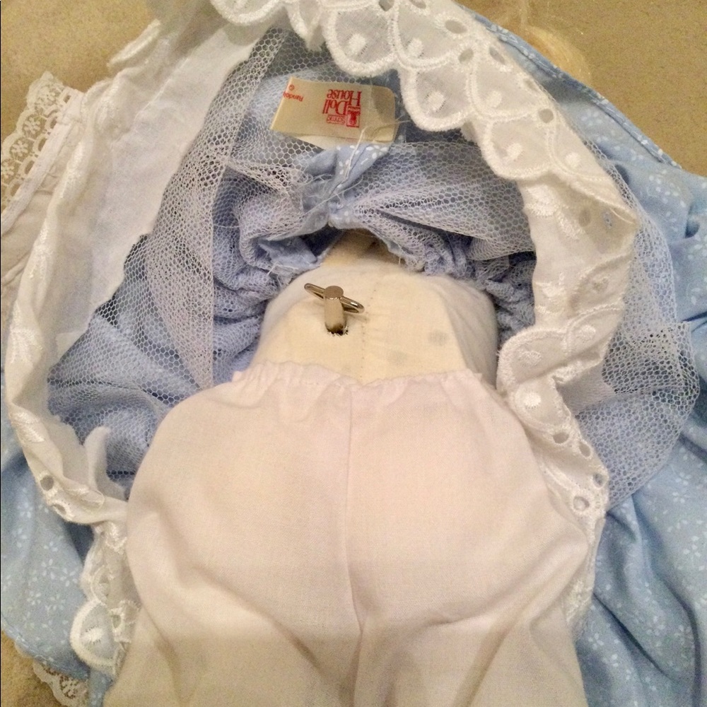 The Dollhouse porcelain collectable doll - Picture 4 of 4
